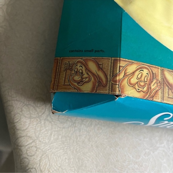 Walt Disney's Snow White Doll - Picture 4 of 13